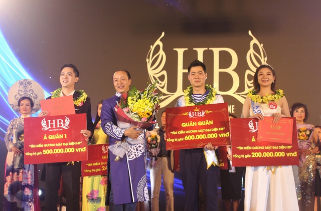 3 thí sinh xuất sắc nhất cuộc thi giọng ca vàng - Tìm kiếm gương mặt đại diện HB nhận giải thưởng 1,3 tỷ đồng - 1 Ba thí sinh xuất sắc nhất cuộc thi giọng ca vàng - Tìm kiếm gương mặt đại diện HB.