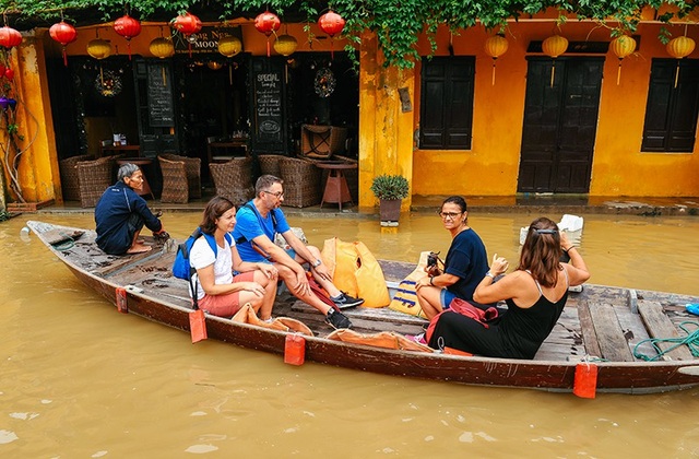 Hội An lọt top những thành phố châu Á tuyệt vời nhất - 2 Mùa lũ lụt ở Hội An cũng là một trải nghiệm thú vị dành cho du khách