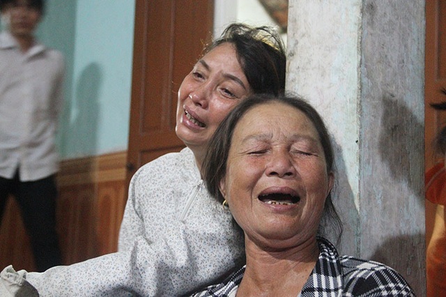 4 đám tang phủ đau thương lên xóm nghèo - 4 Vợ ông Ngoãn không tin nổi sự ra đi đột ngột của người chồng.