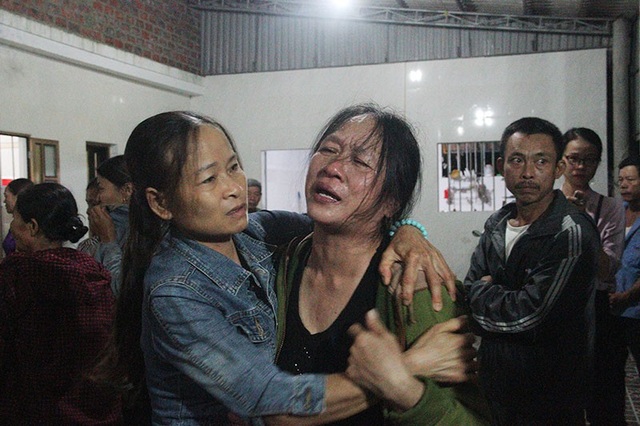 4 đám tang phủ đau thương lên xóm nghèo - 2 Chị Nguyễn Thị Hòa khóc ngất khi nhận tin dữ về chồng.