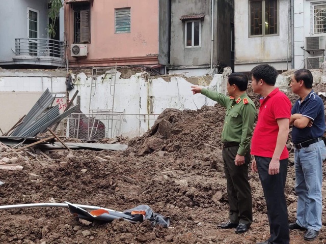 Sập tường nhà gần hồ Hoàn Kiếm, hàng trăm người hoảng loạn - 5
Thiếu tướng Đoàn Duy Khương (trái) - Giám đốc Công an Hà Nội có mặt tại hiện trường vụ sập nhà (Ảnh: Quang Phong)