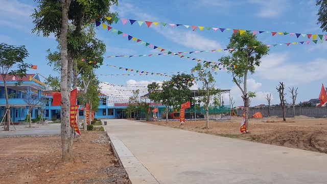 Trường Mầm non đi vào hoạt động mới xin giấy phép xây dựng? - 8 Tuy nhiên, theo tìm hiểu của phóng viên ngôi trường này vẫn chưa được cấp phép xây dựng, phê duyệt chi tiết, thậm chí không đáp ứng các yêu cầu cần thiết khi xây dựng trường mầm non. Mặc dù công trình sai phạm này nhưng nó vẫn được khánh thành rầm rộ, tuyển sinh và đi vào hoạt động.