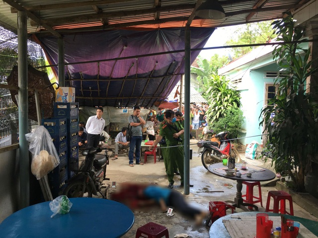 Giết hàng xóm rồi tự tử bằng thuốc trừ sâu - 1 Công an tỉnh Quảng Ngãi khám nghiệm hiện trường vụ án
