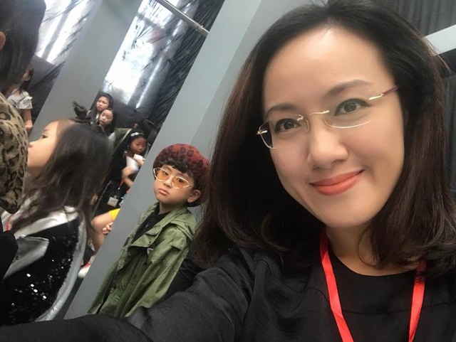 BTV Hoài Anh VTV bất ngờ sải bước catwalk làm… người mẫu đầy thần thái - 5 Trước đó, cô gây sự tò mò khi hé lộ trên trang cá nhân: “Theo bạn, Hoài Anh sẽ xuất hiện với vai trò gì: công chúa, hoàng tử, phù thuỷ, mẹ chồng... hay trà nước”.