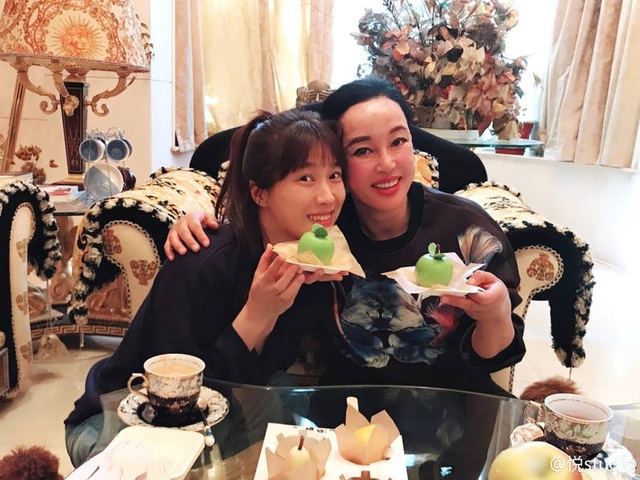 “Võ Tắc Thiên” Lưu Hiểu Khánh mãi mãi tuổi 18 - 2
Lưu Hiểu Khánh trang điểm khá cẩn thận. Gương mặt căng bóng không nếp nhăn của bà khiến fan trầm trồ, ngưỡng mộ.