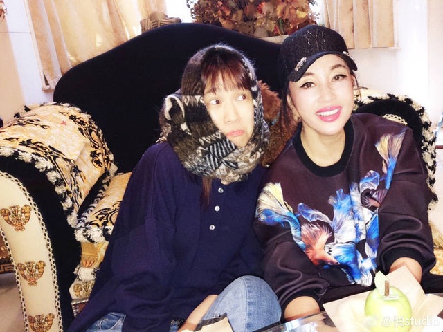 “Võ Tắc Thiên” Lưu Hiểu Khánh mãi mãi tuổi 18 - 4
Lưu Hiểu Khánh sinh năm 1955 nhưng nhờ việc chăm chút nhan sắc khoa học, bà vẫn giữ được vẻ ngoài trẻ trung. Phong cách thời trang của bà cũng rất năng động và cá tính.