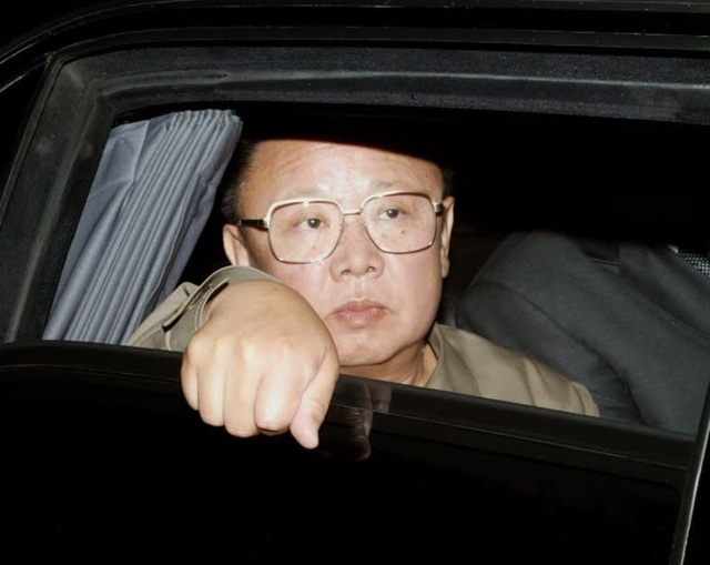 Tham vọng đặc khu kinh tế và “người con nuôi” của lãnh đạo Triều Tiên - 2 Ông Kim Jong-il thời điểm năm 2002. (Ảnh: Reuters)