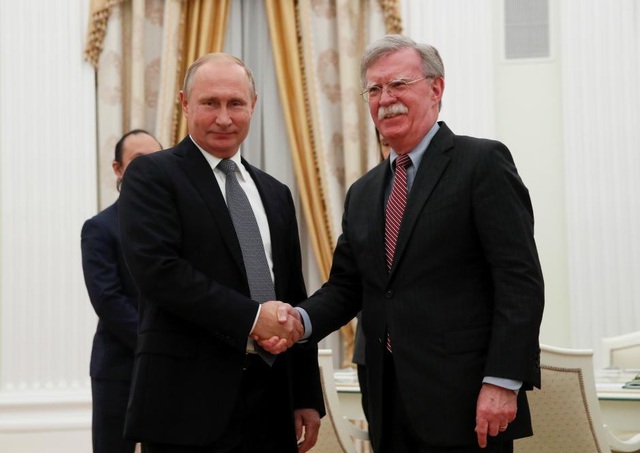 Tổng thống Nga Vladimir Putin (bên trái) và Cố vấn an ninh Quốc gia Mỹ John Bolton (Ảnh: Reuters)