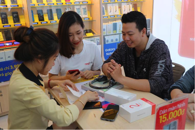 Giới trẻ nô nức “đập hộp” Realme 2 và Realme 2 Pro trong ngày mở bán - 2
Hầu hết khách hàng tại Thế Giới Di Động đều là những người dùng trẻ tuổi, yêu công nghệ và đang mong muốn tìm kiếm cho mình một sản phẩm “Đỉnh hiệu năng, Đặc trưng phong cách”