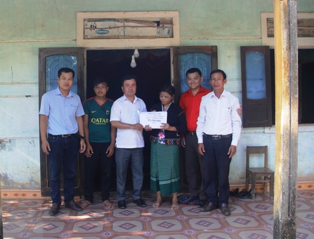 Trao hơn 55 triệu đồng đến cô giáo Vân Kiều mắc bệnh hiểm nghèo - 4 Những món quà của bạn đọc thể hiện sự quan tâm, giúp đỡ với cô Tiến lúc khó khăn.