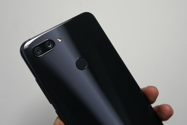 Đập hộp Xiaomi Mi 8 Lite sắp bán tại Việt Nam giá trên 6 triệu đồng - 5 Đập hộp Xiaomi Mi 8 Lite sắp bán tại Việt Nam giá trên 6 triệu đồng - 5