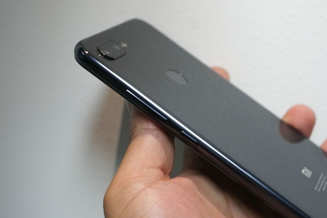 Đập hộp Xiaomi Mi 8 Lite sắp bán tại Việt Nam giá trên 6 triệu đồng - 4 Đập hộp Xiaomi Mi 8 Lite sắp bán tại Việt Nam giá trên 6 triệu đồng - 4