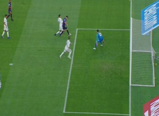 Barcelona 5-1 Real Madrid: Cú hattrick của Luis Suarez - 13
Trọng tài xem lại công nghệ VAR để thổi phạt đền cho Barcelona