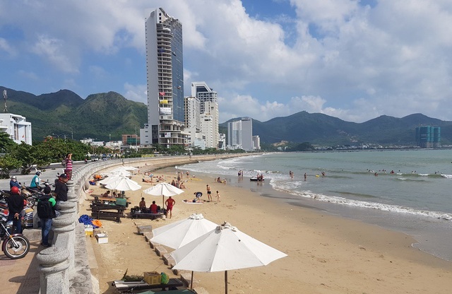 Nha Trang: Du khách tắm biển bất chấp sóng lớn, vùng xoáy nguy hiểm - 3 Nha Trang: Du khách tắm biển bất chấp sóng lớn, vùng xoáy nguy hiểm - 3