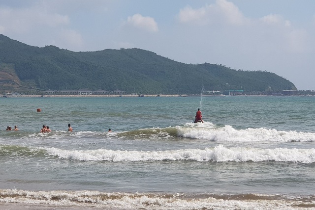 Nha Trang: Du khách tắm biển bất chấp sóng lớn, vùng xoáy nguy hiểm - 1 Nha Trang: Du khách tắm biển bất chấp sóng lớn, vùng xoáy nguy hiểm - 1