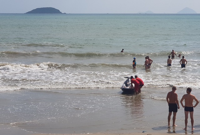 Nha Trang: Du khách tắm biển bất chấp sóng lớn, vùng xoáy nguy hiểm - 4 Trong mấy ngày qua, bãi biển phía bắc Nha Trang có sóng lớn, xuất hiện nhiều vùng nước xoáy, dòng chảy khác nhau