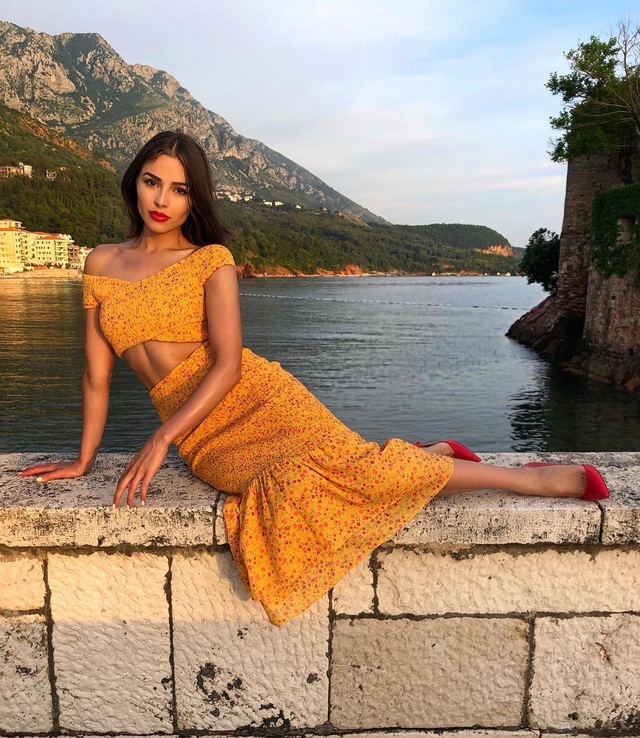 Hoa hậu hoàn vũ bốc lửa với váy xuyên thấu - 6
Olivia Culpo sở hữu vóc dáng thanh mảnh và săn chắc đáng ngưỡng mộ, cô tiết lộ bí quyết của cô là ăn uống khoa học
