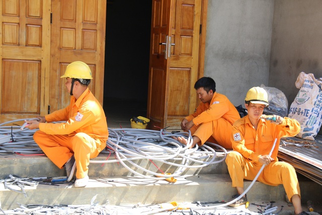 Điện về bản nghèo quanh năm chỉ biết dùng ánh sáng tự nhiên - 1 Nhân viên điện lực chuẩn bị kéo điện về hai thôn Phú Hòa, Phú Vinh