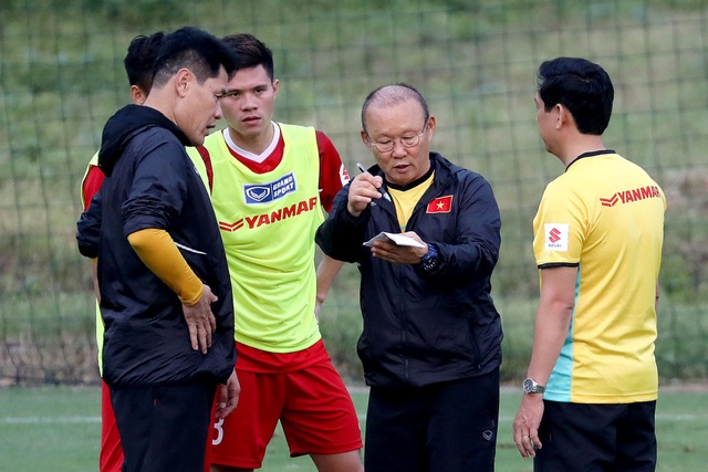 Đội tuyển Việt Nam chốt danh sách dự AFF Cup: Bài toán khó của thầy Park - 1 HLV Park Hang Seo vẫn đang tìm lời giải cho bài toán nhân sự trước ngày đội tuyển Việt Nam gút danh sách (ảnh: Gia Hưng)