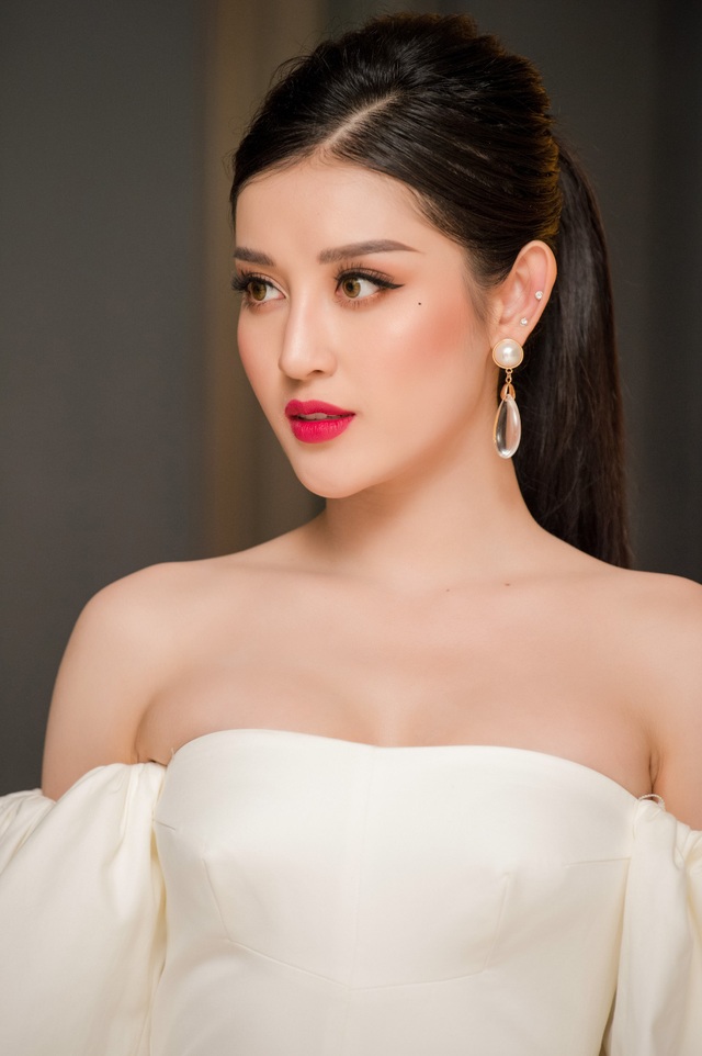 Á hậu Huyền My khoe ngực đầy trễ nải bên "mỹ nam" Mạnh Trường - 3 Á hậu Việt Nam 2014 tiếp tục biến hoá phong cách. Trước đó, tại đêm thứ 2 của sự kiện, cô đã diện bộ trang phục thanh lịch, kín đáo với hai tông màu trắng-đen.