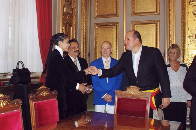 Trương Thị May tặng chuỗi trầm hương cho thị trưởng Brussels - 3 Trương Thị May tặng chuỗi trầm hương cho thị trưởng Brussels - 3