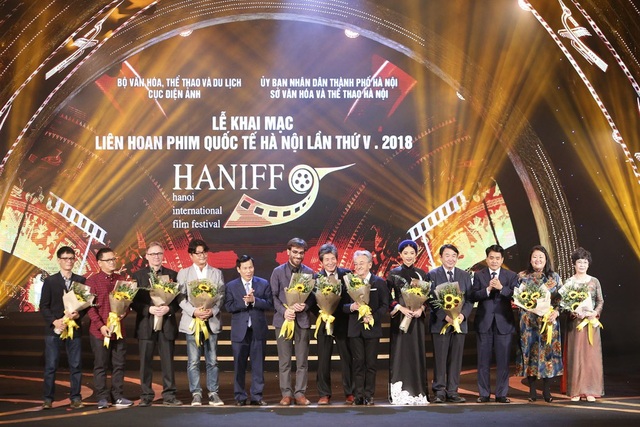 Thiếu vắng nhiều biểu tượng điện ảnh Việt trong đêm khai mạc LHP Quốc tế Hà Nội - 8 Thiếu vắng nhiều biểu tượng điện ảnh Việt trong đêm khai mạc LHP Quốc tế Hà Nội - 8