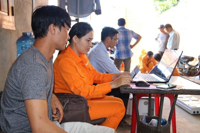 Điện về bản nghèo quanh năm chỉ biết dùng ánh sáng tự nhiên - 3 Từ sớm, người dân đã kéo nhau đi làm thủ tục cấp điện