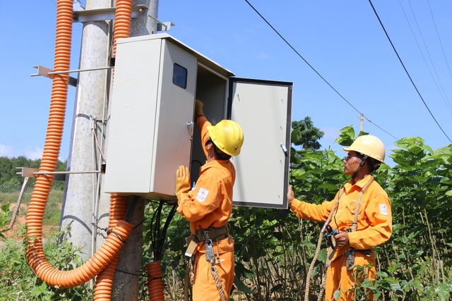 Điện về bản nghèo quanh năm chỉ biết dùng ánh sáng tự nhiên - 2 Nhiều năm sống thiếu điện, nay bà con đã có điện lưới quốc gia