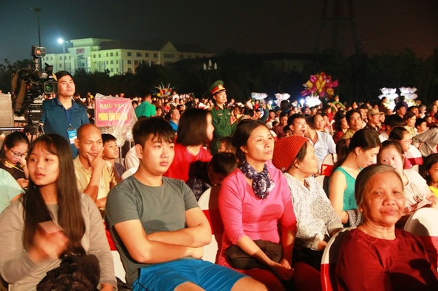 Khai mạc Lễ hội Văn hoá, Thể thao và Du lịch quốc gia 2018 - 2 Đông đảo người dân, du khách thập phương đến tham dự lễ hội.