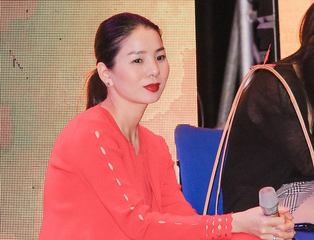 Lệ Quyên “tái xuất” với diện mạo mới sau “sự cố sụn mũi” - 3 Chia sẻ về “sự cố sụn mũi” đang được mọi người quan tâm, Lệ Quyên nói: “Tôi biết là mọi người bây giờ đang rất quan tâm đến chiếc mũi lẫn sức khỏe của tôi. Tôi xin chân thành cảm ơn tình cảm đó của tất cả quý vị. Nhưng hy vọng mọi người nếu đã thương thì thương cho trót vì dù sao tôi cũng là phụ nữ, “manly” mấy nhưng cũng rất mong manh yếu đuối trước những lời bàn tán ra vào về ngoại hình của mình, dù là khen hay chê đi nữa”.