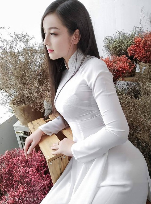 Nhan sắc nóng bỏng của cô gái chụp ảnh áo dài đẹp như Mai Phương Thúy - 3
Chỉ diện áo dài kín đáo, cô nàng cũng khoe được đường cong mềm mại, nuột nà.