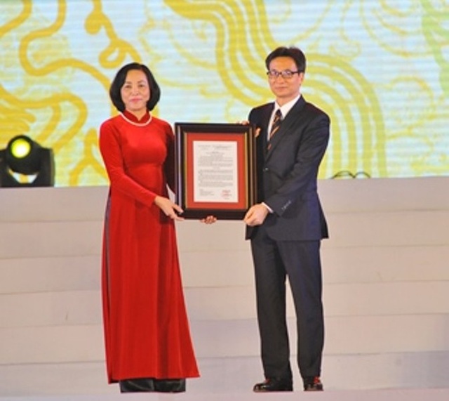 Khai mạc Lễ hội Văn hoá, Thể thao và Du lịch quốc gia 2018 - 4 Phó Thủ tướng trao Quyết định công nhận Bảo vật quốc gia đôi Long sàng cho lãnh đạo tỉnh Ninh Bình.