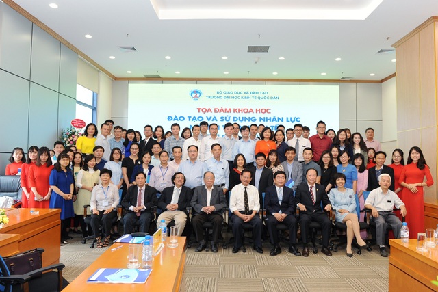 Cần nâng cao chất lượng đào tạo nhân lực ngành toán kinh tế trong trường đại học - 3
Các đại biểu chụp ảnh lưu niệm