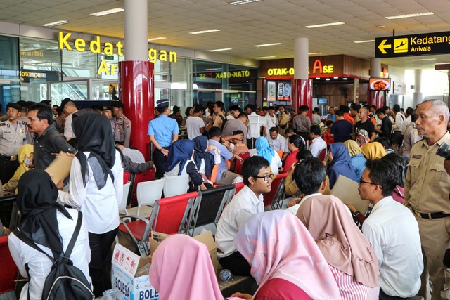 Máy bay Lion Air xin hạ cánh khẩn cấp trước khi rơi - 5
Thân nhân của các nạn nhân trên chuyến bay nóng lòng chờ tin ở sân bay. (Ảnh: Reuters)