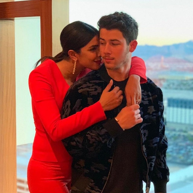 Priyanka Chopra gợi cảm hơn sau khi yêu người kém 10 tuổi - 6
Priyanka Chopra chia sẻ, cô và Nick mới yêu nhau nhưng quen biết đã lâu. Điểm chung của 2 người là trân trọng giá trị gia đình .Priyanka Chopra nói thêm, Nick cho cô những cảm xúc mà chưa bao giờ cô có được