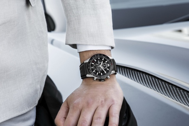 Chiêm ngưỡng tuyệt phẩm đồng hồ Tag Heuer mới làm cho chủ xe Aston Martin - 8 Chiêm ngưỡng tuyệt phẩm đồng hồ Tag Heuer mới làm cho chủ xe Aston Martin - 8