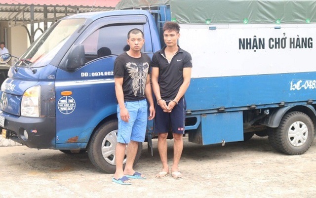 "Siêu trộm" đánh ô tô đi dọc quốc lộ để chôm... hộp đen - 1 Mạnh và Vượng tại cơ quan điều tra