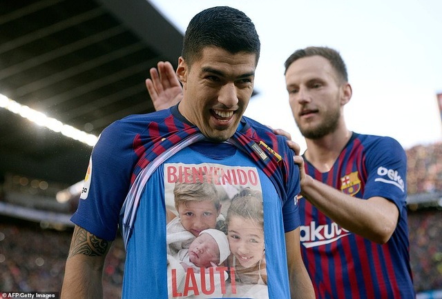 Những khoảnh khắc Luis Suarez nhấn chìm Real Madrid ở Nou Camp - 24
Luis Suarez hạnh phúc ăn mừng chiến công trước Real Madrid