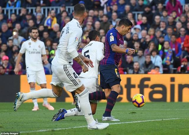 Những khoảnh khắc Luis Suarez nhấn chìm Real Madrid ở Nou Camp - 22
Real Madrid tụt sâu ở giữa bảng xếp hạng với 14 điểm/10 trận