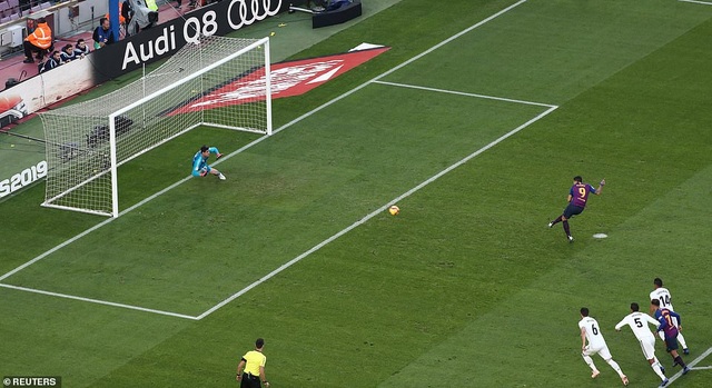 Những khoảnh khắc Luis Suarez nhấn chìm Real Madrid ở Nou Camp - 20
Suarez nâng tỷ số lên 2-1 sau quả 11m thành công ở phút 30