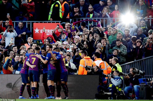 Những khoảnh khắc Luis Suarez nhấn chìm Real Madrid ở Nou Camp - 19
Barcelona trở lại ngôi đầu bảng La Liga với 21 điểm/10 trận