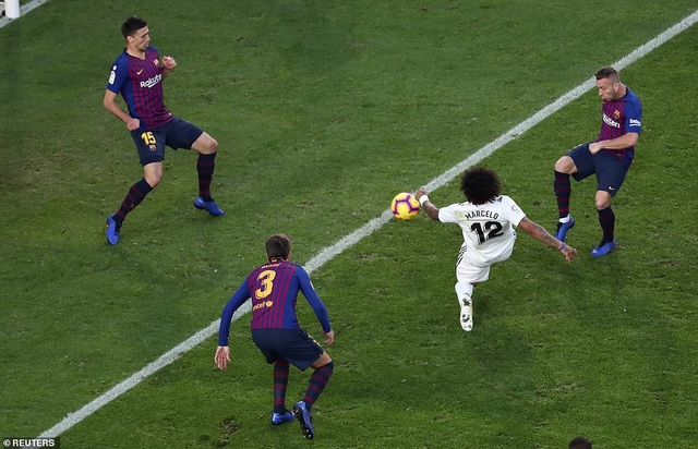 Những khoảnh khắc Luis Suarez nhấn chìm Real Madrid ở Nou Camp - 18
Marcelo là cầu thủ hiếm hoi chơi tốt của Real Madrid trước Barcelona