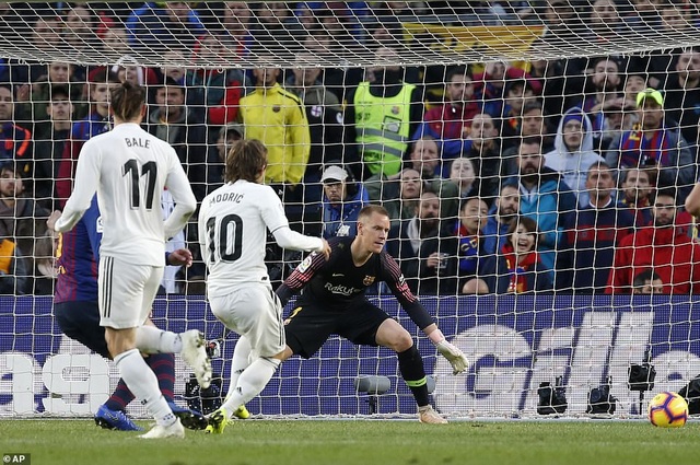 Những khoảnh khắc Luis Suarez nhấn chìm Real Madrid ở Nou Camp - 16
Bàn gỡ rút ngắn tỷ số xuống 1-2 của Real Madrid thuộc về Marcelo ở phút 50