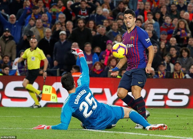 Những khoảnh khắc Luis Suarez nhấn chìm Real Madrid ở Nou Camp - 14
Ngôi sao người Uruguay bấm bóng hạ Courtois, giúp Barca dẫn 4-1 ở phút 75