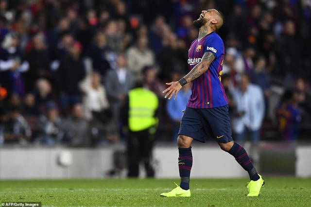 Những khoảnh khắc Luis Suarez nhấn chìm Real Madrid ở Nou Camp - 10
Aturo Vidal hạnh phúc...