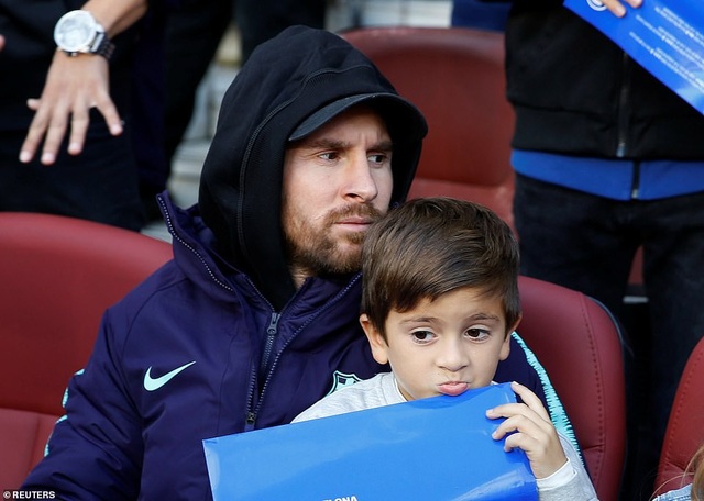 Những khoảnh khắc Luis Suarez nhấn chìm Real Madrid ở Nou Camp - 9
Messi cùng cậu con trai có mặt trên khán đài theo dõi trận đấu