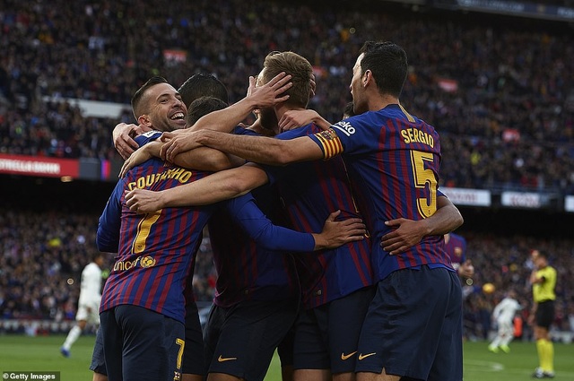 Những khoảnh khắc Luis Suarez nhấn chìm Real Madrid ở Nou Camp - 6
Niềm vui chiến thắng của Barcelona, ở trận Siêu kinh điển thứ 272