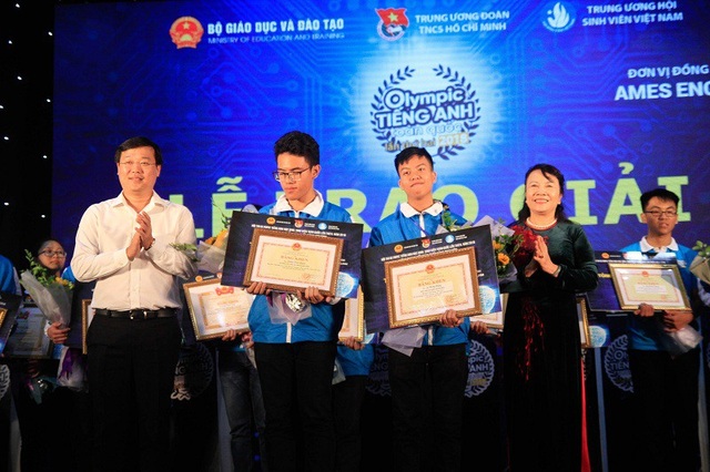 Nam sinh Học viện An ninh giành giải Nhất Olympic Tiếng Anh sinh viên toàn quốc - 2 Anh Lê Quốc Phong - Bí thư thứ nhất TƯ Đoàn TNCS Hồ Chí Minh và bà Nguyễn Thị Nghĩa - Thứ trưởng Bộ Giáo dục trao giải cho 2 thí sinh đạt giải Nhất Hội thi Olympic Tiếng Anh học sinh, sinh viên toàn quốc.