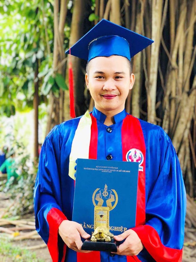 Chàng thủ khoa kép du lịch khắp Việt Nam bằng chiếc xe máy “hoen gỉ” - 3 Chàng thủ khoa kép du lịch khắp Việt Nam bằng chiếc xe máy “hoen gỉ” - 3
