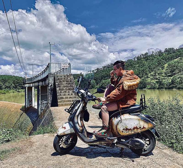 Chàng thủ khoa kép du lịch khắp Việt Nam bằng chiếc xe máy “hoen gỉ” - 1 Chàng thủ khoa kép du lịch khắp Việt Nam bằng chiếc xe máy “hoen gỉ” - 1